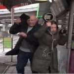 В Києві невідомий напав на журналістку Kyiv Live та й сам гримнувся в калюжу. Відео