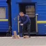Провідник вагону «Укрзалізниці» який рубав дрова на пероні «підірвав» мережу. Відео