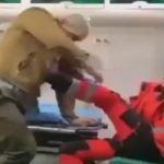 Медик швидкої «вирубав» пацієнта кулаком, щоб зробити йому укол. Відео