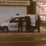 В Харкові копи намагалися вскрити свій автомобіль, в якому забули ключі. Відео