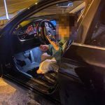 У Дніпрі п'яна дівчина кинула пляшку в поліцейського заради слави. ВІДЕО