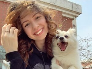 «Дівчина з собачкою з Ухань» захворіла на COVID-19 в Україні