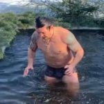 "Чому труси спадають?": До Усика, який скупався в ополонці, домахались з неадекватними питаннями. ВІДЕО