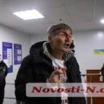 П'яний ексдепутат партії Петра Порошенка напав на поліцію та отримав по обличчю. Відео