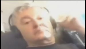 Український військовий впіймав Петра Порошенка на борту літака та розізлив його своїм запитанням. Відео