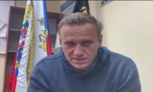 "Не бійтеся того діда з бункера": Заарештований Навальний закликав росіян виходити на вулиці. Відео