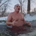 Віталія Кличка, який пірнув в ополонку підняли в мережі на сміх. Відео