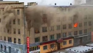  Під Дніпром горить гуртожиток: Людей рятують з вікон за допомогою автодрабин. Відео