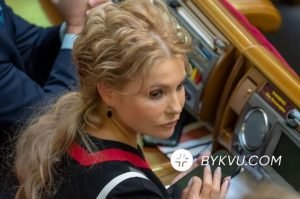 Тимошенко наклеїла на свій телефон захисну плівку