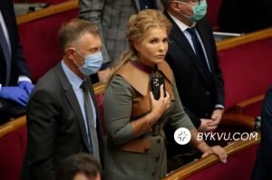  Тимошенко наклеїла на свій телефон захисну плівку