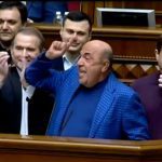 «Вставай, страна огромная!» Рабинович, комментируя закрытие каналов, сорвался на крик и даже запел. Видео