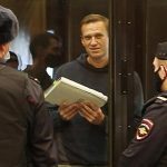 А Навальный только заулыбался: Алексей Навальный отправляеться в колонию почти на три года. Видео