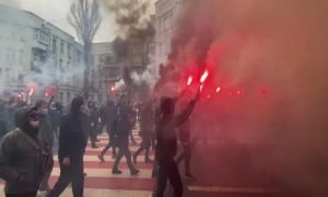 Киев в огне и дыму: В столице происходит митинг в поддержку заключенного Сергея Стерненко. Видео