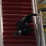 Президент США Джо Байден несколько раз упал, поднимаясь по трапу самолета. Видео