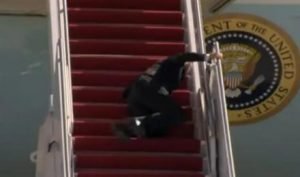 Президент США Джо Байден несколько раз упал, поднимаясь по трапу самолета. Видео