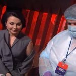 Ведущая Наталья Мосейчук вместе с врачами вакцинировалась от Covid-19 в прямом эфире "1+1". Видео