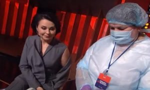 Ведущая Наталья Мосейчук вместе с врачами вакцинировалась от Covid-19