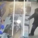 В сети вычислили скандального мужчину  "харкача" который плюнул в лицо девушке за просьбу надеть маску. Видео