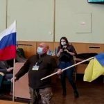 Неизвестный установил в зале горсовете Славянска флаг страны агрессора РФ. Видео