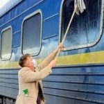 "Швабру в руки и вперед!": Иностранец был вынужден вымыть грязное окно поезда Укрзализныци