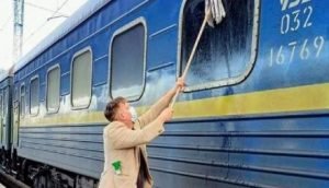 "Швабру в руки и вперед!": Иностранец был вынужден вымыть грязное окно поезда Укрзализныци