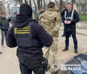 Под Одессой на взятке задержали чиновника Минобороны