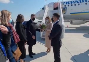 Президент Украины Владимир Зеленский и первая леди прибыли с рабочим визитом во Францию