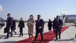 Президент Украины Владимир Зеленский и первая леди прибыли с рабочим визитом во Францию