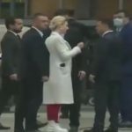 После пресс-конференции к Зеленскому прорвалась журналистка Порошенко с вопросом о Путине. Видео