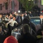 "Ку@ва Путина!": Медведчук под крики активистов еле прорвался после суда к своим автомобилям. Видео 