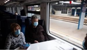 «Не смог пройти 30 метров?»: Ради удобства Порошенко, в Киеве поезд пригнали на первый путь