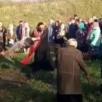 Под Харьковом забывчивый священник освятил куличи и прихожан водой прямо из ведра. Видео