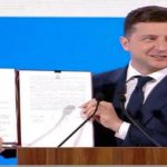 «Покупать и продавать смогут только украинцы»: Владимир Зеленский подписал закон о рынке земли