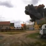 Появилось видео момента крушения самолета в Беларуси. Пилоты отвели самолет от жилых домов
