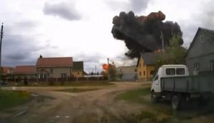 Появилось видео момента крушения самолета в Беларуси. Пилоты отвели самолет от жилых домов