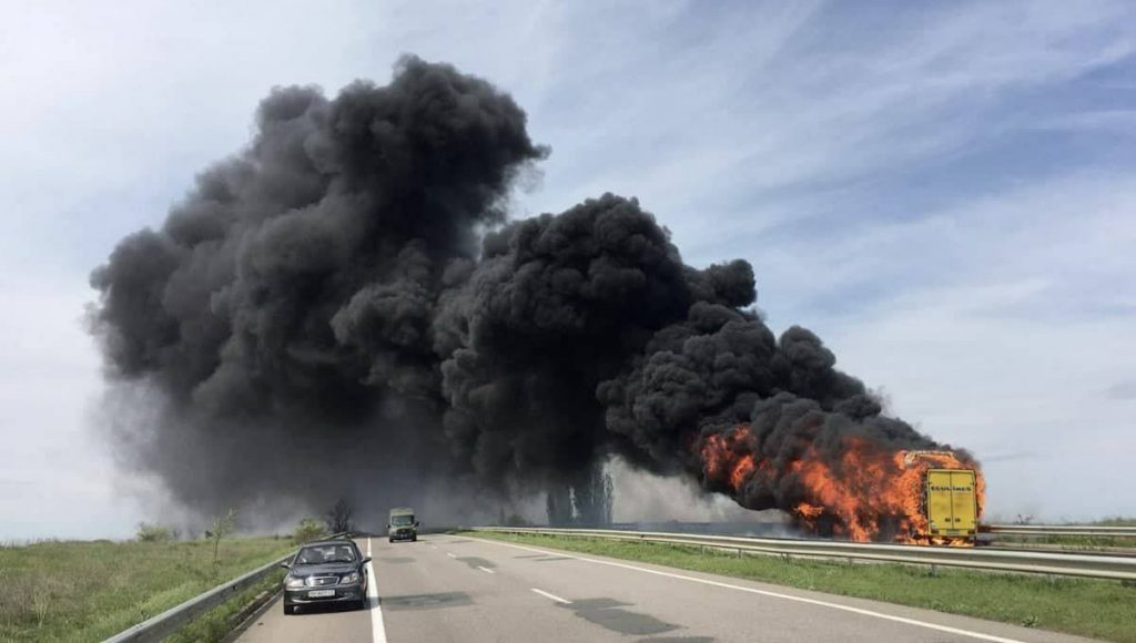 Возле Одессы пожар, на трассе почти дотла сгорел рейсовый автобус "Ecoline" из Киева. Видео