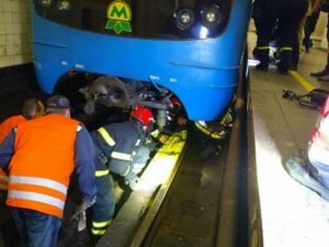 Парня упавшего под поезд удалось извлечь живым