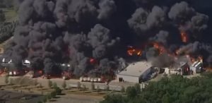 В США взорвался и пылает химический завод