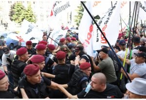 Столкновения с полицией! ФОПовцы в центре Киева заблокировали движение по Европейской площади Видео