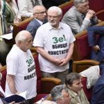 Хмара и Шишкин во время выступления Зеленского одели странные футболки «Зе - убийца Конституции»