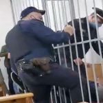 В Минске политзаключенный перерезал себе горло ручкой прямо во время суда. Видео