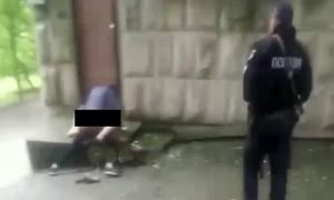 В Одессе полиция еле разняла парочку, которая занималась сексом прямо на улице. Видео