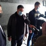 Отстранённый глава КСУ Александр Тупицкий пытается прорваться в здание суда. Видео