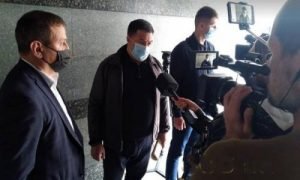 Отстранённый глава КСУ Александр Тупицкий пытается прорваться в здание суда. Видео