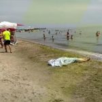 Рядом с утопленником! В Одессе отдыхающие загорали и купались полдня около умершего деда. Видео