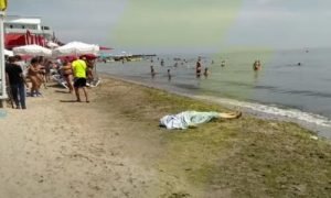 В Одессе отдыхающие загорали и купались около умершего деда