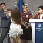 Активистка напала и ударила в лицо депутата Никиту Потураева, это произошло во время брифинга. Видео