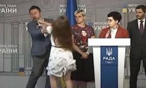 Активистка напала и ударила в лицо депутата Никиту Потураева
