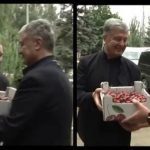 В этот раз не клубника, а черешня! Порошенко снова прибыл на Донбасс с гостинцами. Видео + Фото
