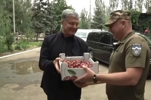 Порошенко снова прибыл на Донбасс с гостинцами